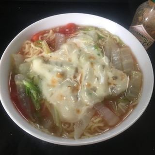 白菜、チーズのトマト味噌ラーメン